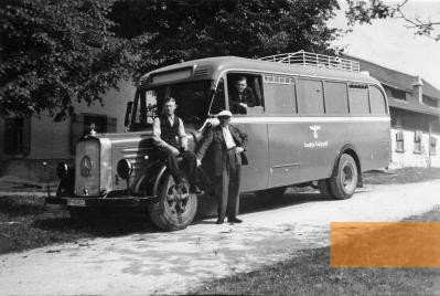Bild:Grafeneck, 1940, Omnibus der GEKRAT, Landesarchiv NRW - Abteilung Rheinland - RWB 18248/010