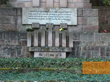 Bild:Neusohl-Kremnička, 2004, Die 1995 zum Denkmal hinzugefügten Elemente, Stiftung Denkmal