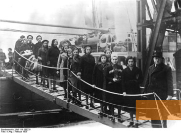 Bild:London, 1939, Kinder polnischer Juden aus Deutschland landen im Londoner Hafen, Bundesarchiv, Bild 183-S69279