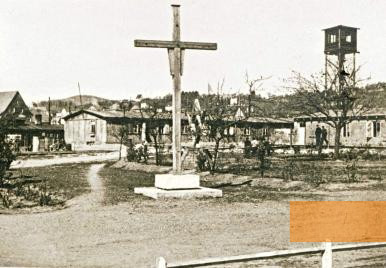 Bild:Hersbruck, um 1948, Das von Überlebenden 1945 aufgestellte Holzkreuz im ehemaligen Lager, Association des Déportés de Flossenbürg et Kommandos