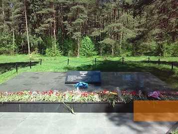 Bild:Lida, 2011, Das 1997 entstandene und in den 2010er Jahren erneuerte Denkmal an dem als »Kindergrab« bekannten Massengrab, Avner