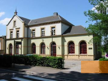 Bild:Luxemburg-Hollerich, o.D., Das ehemalige Bahnhofsgebäude, Mémorial de la Déportation