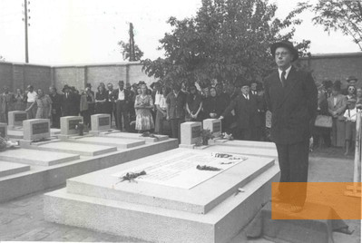 Bild:Subotica, vermutlich 1948, Gedenkfeier für die Opfer des Holocaust auf dem jüdischen Friedhof, Jevrejski istorijski muzej Beograd