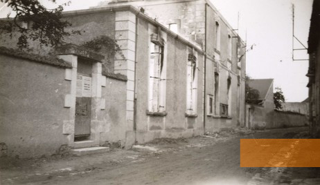 Bild:Maillé, 1944, Die zerstörte Dorfschule, Maison du Souvenir
