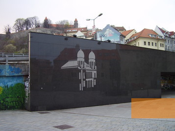 Bild:Pressburg, 2007, Silhouette der ehemaligen Synagoge an der schwarzen Wand, wizzard