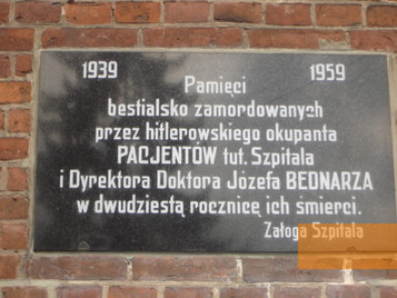Image: Świecie, 2003, Memorial plaque to the victims and director Józef Bednarz, Szpital dla Nerwowo i Psychicznie Chorych w Świeciu