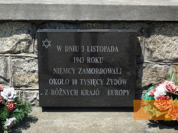 Bild:Trawniki, 2009, Neue Inschrift auf dem Sockel, die ausdrücklich Juden als Opfer ausweist, Tomasz Kowalik