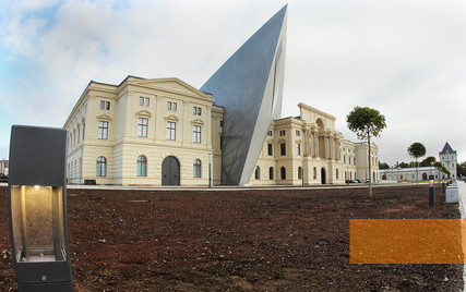 Bild:Dresden, 2011, Ansicht des Gebäudes mit Neubau, Bundeswehr, Mandt