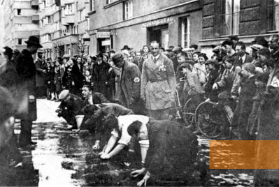 Bild:Wien, März 1938, NSDAP-Angehörige zwingen Juden, mit der Hand politische Parolen von der Straße zu reiben, Dokumentationsarchiv des österreichischen Widerstandes