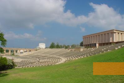 Bild:Lohamei Haghetaot, o.D., Amphitheater und Museumsgebäude, Beit Lohamei Haghetaot