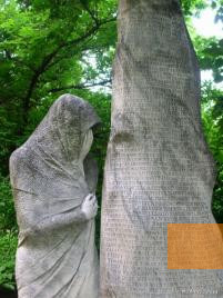Bild:Siófok, 2009, Denkmal mit den Namen Siófoker Opfer des Zweiten Weltkrieges, www.szoborlap.hu, Ádám Szatmári