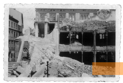 Bild:Wien, 1941, Ruine des Tempels mit dem Nordflügel im Hintergrund, Privatbesitz Pierre Genée, Foto: Kurt Mezei