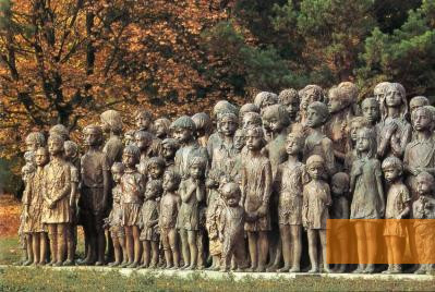 Bild:Lidice, 2000, Ansicht des Denkmals für die ermodeten Kinder, Památník Lidice