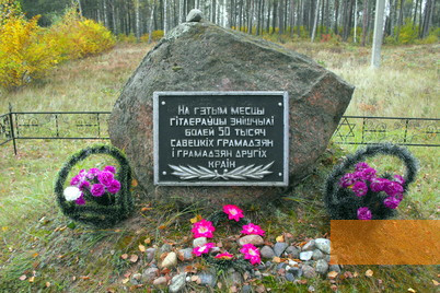 Bild:Bronnaja Gora, 2012, Belarussische Inschrift auf dem 1992 aufgestellten Gedenkstein, Avner