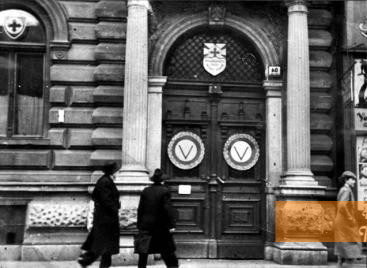 Bild:Budapest, o.D., Eingang zum »Haus der Treue«, dem Hauptquartier der Pfeilkreuzler, Yad Vashem