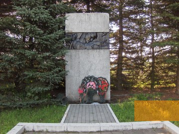 Bild:Kolditschewo, 2008, Gedenkstein für die ermordeten Häftlinge im Dorf, Marek Dojs