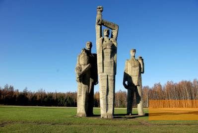 Bild:Salaspils, 2009, Skulptur auf dem Gelände der Gedenkstätte, Ronnie Golz