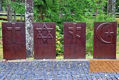 Bild:Katyn, 2009, Die vier Stelen stehen für die verschiedenen Religionen der Opfer, Dennis Jarvis