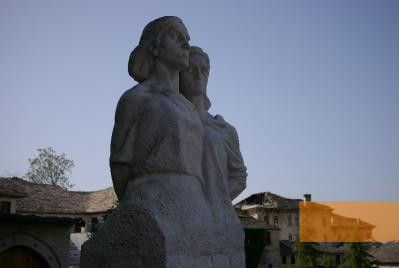 Bild:Gjirkokastra, 2008, Denkmal für Bule Naipi und Persefoni Kokëdhima, Richard Schofield
