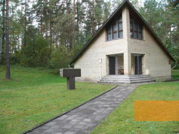 Bild:Ponary, 2004, Das Museum auf dem Gelände der Erschießungsstätte, Stiftung Denkmal