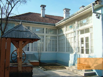 Bild:Sighet, 2006, Innenhof des Elie-Wiesel-Hauses, Roland Ibold