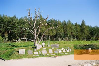 Bild:Groß-Rosen, 2007, Ehemalige Hinrichtungsstätte mit Gedenktafeln, Alan Collins