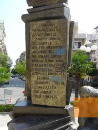 Bild:Larissa, 2004, Inschrift auf dem Denkmal, Alexios Menexiadis