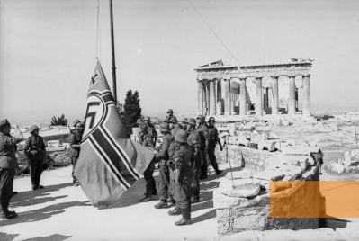 Bild:Athen, Mai 1941, Wehrmachtssoldaten beim Hissen der Hakenkreuzflagge auf der Akropolis, Bundesarchiv, Bild 101I-165-0419-19A, Bauer