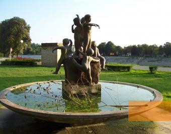 Bild:Sissek, 2006, Springbrunnen in Erinnerung an die gefangenen Kinder, Stiftung Denkmal, Stefan Dietrich