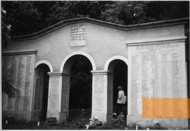 Bild:Nyíregyháza, o.D., Gedenkmauer auf dem jüdischen Friedhof, Stiftung Denkmal