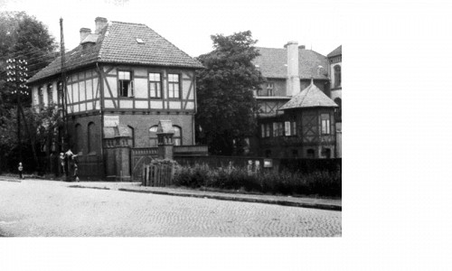Ahlem, 1938, Haupteingang der Schule, links Schusterhaus, rechts das spätere Gestapo-Gefängnis, Bildarchiv der Region Hannover