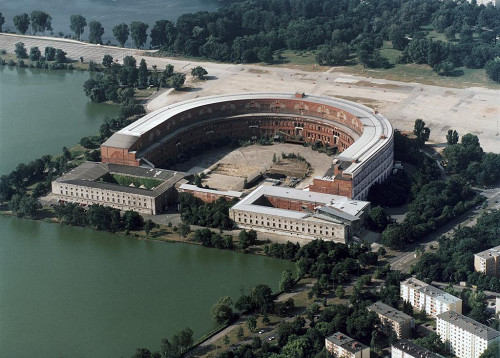 Nürnberg, 2002, Der Rundbau der Kongresshalle, in der sich auch das Dokumentationszentrum befindet, Heiko Stahl