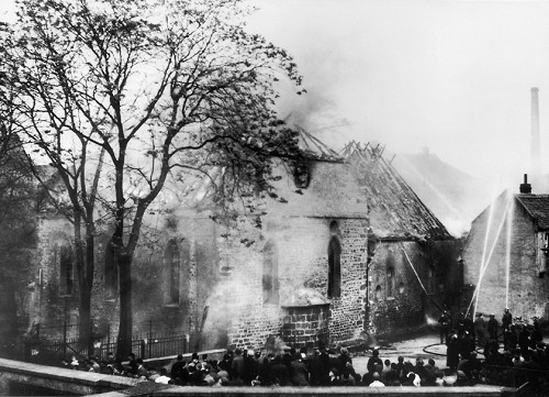 Worms, 1938, Anwohner und Schaulustige nach dem Novemberpogrom vor der noch brennenden »Alten Synagoge«, Stiftung Topographie des Terrors