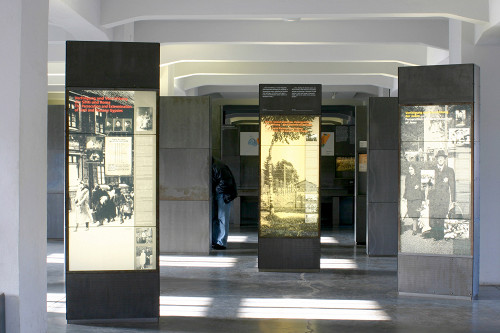 Buchenwald, 2005, Blick in die historische Dauerausstellung zum Konzentrationslager Buchenwald, Sammlung Gedenkstätte Buchenwald, Peter Hansen