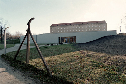 Buchenwald, 2005, Blick auf das Gebäude der historischen Dauerausstellung zum sowjetischen Speziallager Nr. 2, Sammlung Gedenkstätte Buchenwald, Peter Hansen