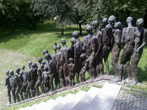 Minsk, 2010, Skulpturengruppe am Rand der Grube, Stiftung Denkmal, Sabine Erbstößer