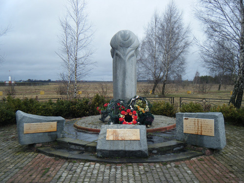 Pinsk, 2011, Das 1992 beim Waldstück Dobraja Wolja errichtete Denkmal für die Opfer der Massenerschießungen von 1942, Vadim Akopyan