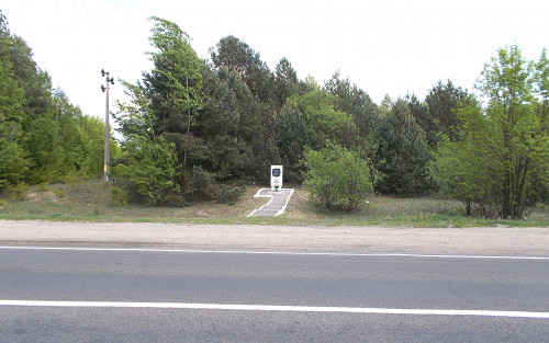 Posenitschi, 2014, Denkmal für die Opfer der Massenerschießung im August 1941 am Straßenrand, Avner