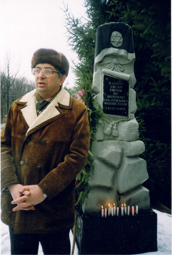 Winnyzja, 2003, Der Vorsitzende der Jüdischen Gemeinde Ilja Grobman am Denkmal für die ermordeten Juden, Ilja Grobman