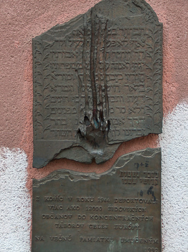 Kaschau, 2004, Gedenktafel an der Synagogenmauer, Stiftung Denkmal