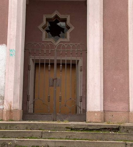 Kaschau, 2004, Der verriegelte Haupteingang der Synagoge, Stiftung Denkmal
