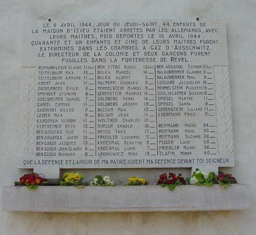 Izieu, 2001, Gedenktafel mit den Namen der ermordeten Kinder, Maison d’Izieu