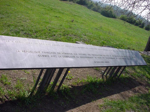 Izieu, 2001, Schriftzug mit der Widmung der Gedenkstätte im Garten, Maison d’Izieu