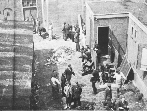 Amsterdam, 1942, Innenhof der »Hollandsche Schouwburg« während der Deportationen, Joods Historisch Museum, L. Nobelen-Riezouw