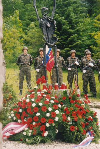 Am Loiblpass, 2002, Denkmal bei einer Gedenkveranstaltung, Peter Gstettner