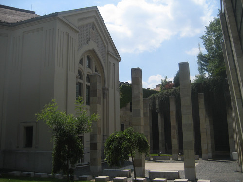 Budapest, 2010, Hof des Gedenkzentrums mit Synagoge, Stiftung Denkmal