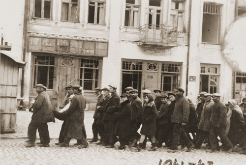 Kamenez-Podolsk, 27. oder 28. August 1941, Juden werden zur Erschießung außerhalb der Stadt geführt, United States Holocaust Memorial Museum, Gyula Spitz