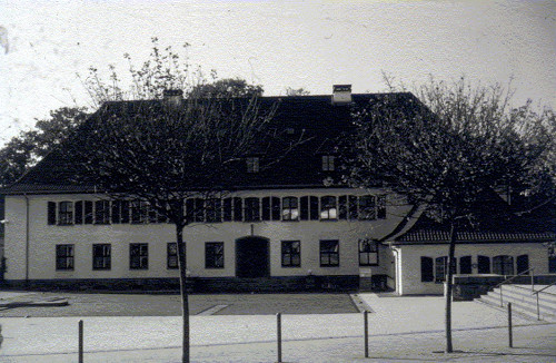 Stadtallendorf, 2002, Ein Teil des ehemaligen Verwaltungsgebäudes der Dynamit AG beherbergt heute das DIZ, Archiv DIZ Stadtallendorf