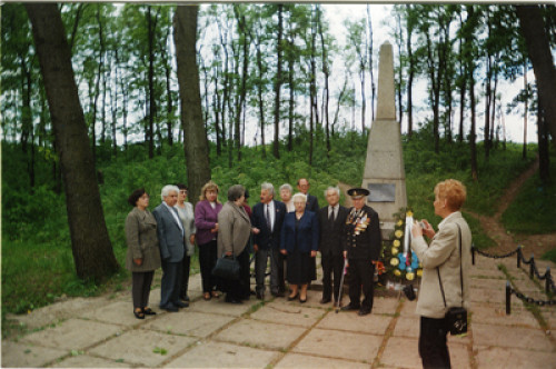 Uman, 2001, Besucher am Denkmal in Suchij Jar, Lew Guralnik