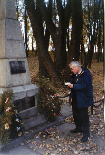 Uman, 2001, Besucher am Denkmal in Suchij Jar, Lew Guralnik